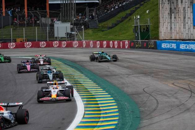 Formula 1 MSC Cruises Grande Prêmio de São Paulo 2025 Remy Midez OVERTAKE MAXPPP - São Paulo 09 11 2025 Race start 14 ALONSO Fernando (esp), Aston Martin Aramco Cognizant, action at the Formula 1 MSC Cruises Grande Prêmio de São Paulo 2025, the 21st round of the 2025 FIA Formula 1 World Championship, WM, Weltmeisterschaft at the Autódromo José Carlos Pace in São Paulo, interlaces, Brazil, from 6 to 9 November 2025 São Paulo Brazil  Copyright: xOVERTAKE MAXPPPxRemyxMidezx OVT202511099276 OVT202511099276
