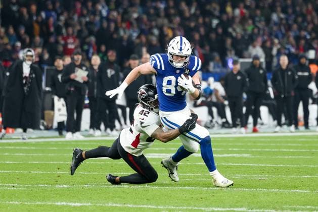 Tyler Warren (Indianapolis Colts, 84) mit Josh Woods (Atlanta Falcons, 42), GER, Indianapolis Colts vs. Atlanta Falcons, American Football, National Football League, Berlin Game 2025, Woche 10, Saison 2025, 09.11.2025, GER, Indianapolis Colts vs. Atlanta Falcons, American Football, National Football League, Berlin Game 2025, Woche 10, Saison 2025, 09.11.2025 Berlin *** Tyler Warren Indianapolis Colts, 84 with Josh Woods Atlanta Falcons, 42 , GER, Indianapolis Colts vs Atlanta Falcons, American Football, National Football League, Berlin Game 2025, Week 10, Season 2025, 09 11 2025, GER, Indianapolis Colts vs Atlanta Falcons, American Football, National Football League, Berlin Game 2025, Week 10, Season 2025, 09 11 2025 Berlin Copyright: xEibner-Pressefoto JennixMaulx EP_JML