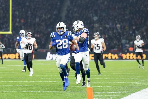Jonathan Taylor Indianapolis Colts, 28 with ball runs for touchdown, GER, Indianapolis Colts vs Atlanta Falcons, American Football, National Football League, Berlin Game 2025, Week 10, Season 2025, 09 11 2025, GER, Indianapolis Colts vs Atlanta Falcons, American Football, National Football League, Berlin Game 2025, Week 10, Season 2025, 09 11 2025 Berlin Copyright: xEibner-Pressefoto JennixMaulx EP_JML