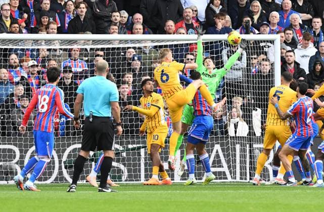 Crystal Palace v Brighton and Hove Albion Premier League 09 11 2025. Dean Henderson Goalkeeper of Crystal Palace dives to save the shot by Jan Paul van Hecke Defender of Brighton and Hove Albion during the Premier League match between Crystal Palace and Brighton and Hove Albion at Selhurst Park, London, England on 9 November 2025. London Selhurst Park Greater London England Editorial use only DataCo restrictions apply See www.football-dataco.com , Copyright: xJeffxMoodx PSI-23206-0062