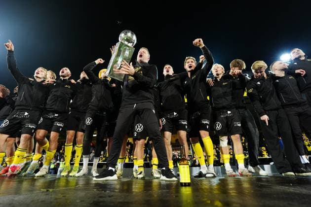 HÄLLEVIK, SWEDEN 20251109 Mjällbys coach Anders Torstensson lifts the Swedish Championship trophy after Sundays football match in the last round of the Allsvenskan between Mjällby AIF and BK Häcken at Strandvallen HÄLLEVIK SWEDEN x9200x  Copyright: xBjörnxLarssonxRosvall TTx ALLSVENSKAN MJÄLLBY-HÄCKEN