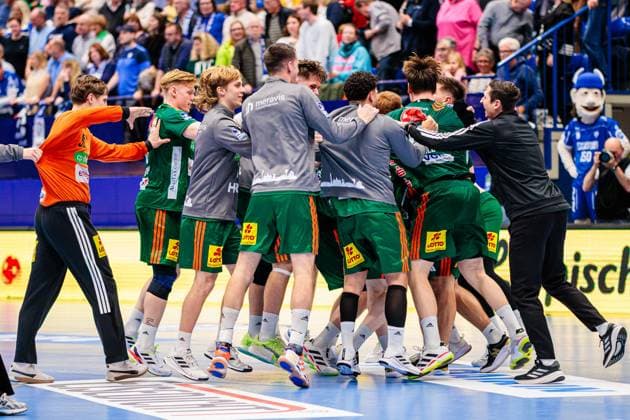 The team of TSV Hannover Burgdorf cheers after 29 30 victory GER, TBV Lemgo Lippe vs TSV Hannover Burgdorf, Handball, 1 Bundesliga, 11 Matchday, Season 2025 2026, 09 11 2025 GER, TBV Lemgo Lippe vs TSV Hannover Burgdorf, Handball, 1 Bundesliga, 11 Matchday, Season 2025 2026, 09 11 2025 Lemgo Copyright: xEibner-Pressefoto JanxRollingerx EP_JSK