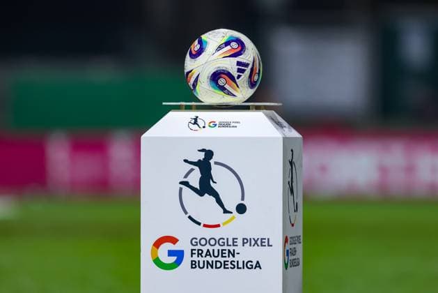 The match ball lies on a stand, Google Pixel Womens Bundesliga, adidas, Konektis, Pro, Precisionshell, Speedshell, symbol photo, symbol, symbol image football, soccer, ball, official ball, official match ball, official match ball, official match ball, THE DFB REGULATIONS PROHIBIT ANY USE OF PHOTOGRAPHS AS IMAGE SEQUENCES AND OR QUASI VIDEO , 09 11 2025, Bremen Germany , Football, Google Pixel Womens Bundesliga, SV Werder Bremen RB Leipzig xobx