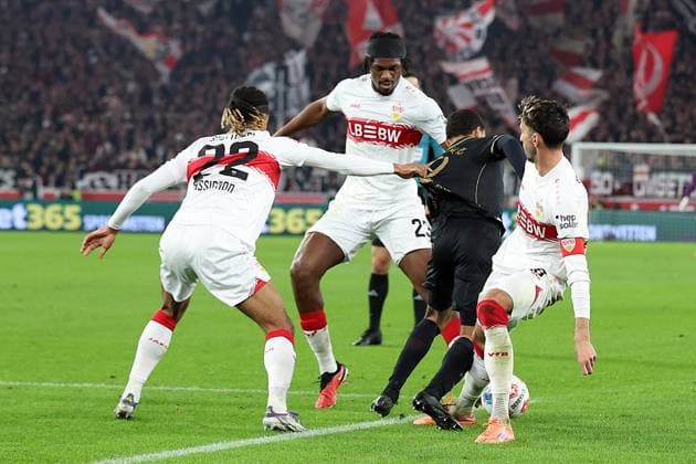 09 11 2025, xrekx, Soccer 1 Bundesliga, VfB Stuttgart FC Augsburg v l Lorenz Assignon VfB Stuttgart Dan Axel Zagadou VfB Stuttgart Anton Kade FC Augsburg Atakan Karazor VfB Stuttgart Zweikampf, Aktion, action, battle for the ball DFL DFB REGULATIONS PROHIBIT ANY USE OF PHOTOGRAPHS as IMAGE SEQUENCES and or QUASI VIDEO Stuttgart