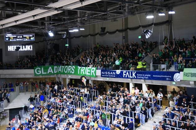 Basketball situation in the arena with cheering fans and spectators easyCredit BBL MLP Academics Heidelberg - Gladiators Trier 09 11 2025 in the SNP Dome, Heidelberg Fans celebrate in the arena Copyright: xspeedshotx
