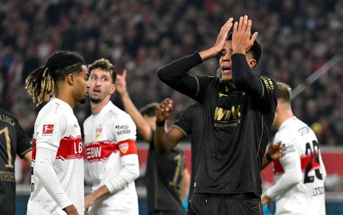 Noahkai Banks FC Augsburg FCA 40 Disappointment disappointed after missed goal chance Gesture Gesture Lorenz Assignon VfB Stuttgart 22 Atakan Karazor VfB Stuttgart 16 Finn Jeltsch VfB Stuttgart 29 VfB Stuttgart vs FC Augsburg FCA 09 11 2025 DFL REGULATIONS PROHIBIT ANY USE OF PHOTOGRAPHS AS IMAGE SEQUENCES AND OR QUASI VIDEO VfB Stuttgart vs FC Augsburg FCA