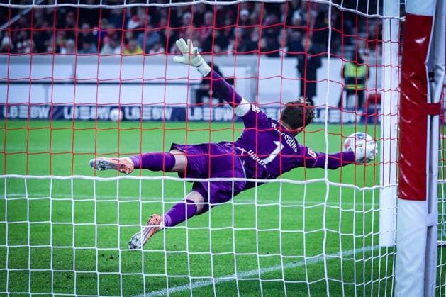 Finn Dahmen 1 FC Augsburg holds the ball behind the line, the header of Deniz Undav 26 VfB Stuttgart , not in the picture, leads to 2 2, VfB Stuttgart vs FC Augsburg, Football, Men, DFL, Bundesliga, Season 2025 2026, MHP Arena, 10 Matchday, 09 11 2025 Stuttgart Baden Wuerttemberg Germany Copyright: xkolbert-press MartinxAgüerax