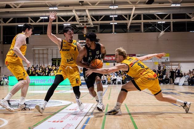 Bozic Estriche Kirchheim Knights Tigers Tuebingen, Herren, 2 Bundesliga, Barmer 2 Basketball Bundesliga, pro A, 8 Spieltag, Spielzeit 2025 2026, 09 11 2025 Jacobi Wood Tigers Tuebingen, 24 beim Zug zum Korb gegen Gian Aydinoglu Bozic Estriche Kirchheim Knights, 04 und Lucas Mayer Bozic Estriche Kirchheim Knights, 08