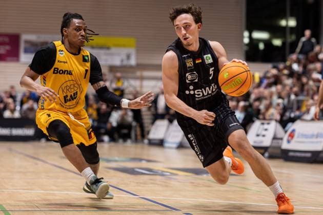 Bozic Estriche Kirchheim Knights Tigers Tuebingen, Herren, 2 Bundesliga, Barmer 2 Basketball Bundesliga, pro A, 8 Spieltag, Spielzeit 2025 2026, 09 11 2025 Kaya Bayram Tigers Tuebingen, 05 with the ball against Phillip Russel Bozic Estriche Kirchheim Knights, 01