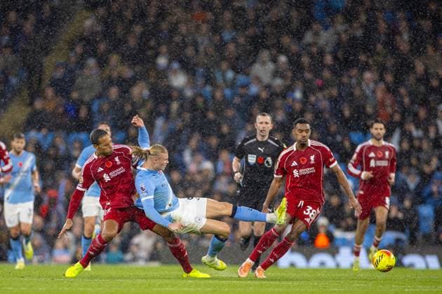 Football - FA Premier League - Manchester City FC v Liverpool FC MANCHESTER, ENGLAND - Sunday, November 9, 2025: Liverpool s captain Virgil van Dijk challenges Manchester City s goalscorer Erling Haaland during the FA Premier League match between Manchester City FC and Liverpool FC at the City of Manchester Stadium. (Photo by David Rawcliffe Propaganda) MANCHESTER City of Manchester Stadium GREATER MANCHESTER ENGLAND  Copyright: xDavidxRawcliffex P2025-11-09-Man_City_Liverpool-84