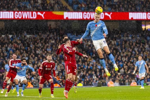 Football - FA Premier League - Manchester City FC v Liverpool FC MANCHESTER, ENGLAND - Sunday, November 9, 2025: Liverpool s Andy Robertson and Dominik Szoboszlai challenge for a header with Manchester City s goalscorer Erling Haaland during the FA Premier League match between Manchester City FC and Liverpool FC at the City of Manchester Stadium. (Photo by David Rawcliffe Propaganda) MANCHESTER City of Manchester Stadium GREATER MANCHESTER ENGLAND  Copyright: xDavidxRawcliffex P2025-11-09-Man_City_Liverpool-85