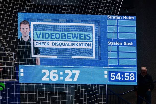 Display of the video evidence in the Phoenix Contact Arena GER, TBV Lemgo Lippe vs TSV Hannover Burgdorf, Handball, 1 Bundesliga, Matchday 11, Season 2025 2026, 09 11 2025 GER, TBV Lemgo Lippe vs TSV Hannover Burgdorf, Handball, 1 Bundesliga, Matchday 11, Season 2025 2026, 09 11 2025 Lemgo Copyright: xEibner-Pressefoto JanxRollingerx EP_JSK