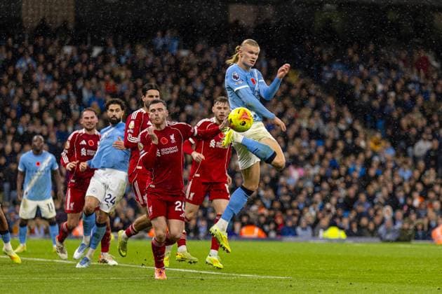 Football - FA Premier League - Manchester City FC v Liverpool FC MANCHESTER, ENGLAND - Sunday, November 9, 2025: Liverpool s Andy Robertson challenges Manchester City s Erling Haaland during the FA Premier League match between Manchester City FC and Liverpool FC at the City of Manchester Stadium. (Photo by David Rawcliffe Propaganda) MANCHESTER City of Manchester Stadium GREATER MANCHESTER ENGLAND  Copyright: xDavidxRawcliffex P2025-11-09-Man_City_Liverpool-88