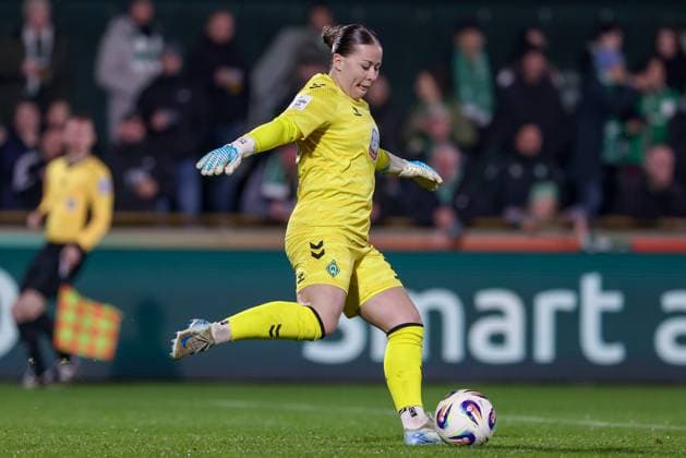 Mariella El Sherif goalkeeper, goalkeeper, SV Werder Bremen, 39 on the ball, cropped image, single image, full body, action, action, game scene, THE DFB REGULATIONS PROHIBIT ANY USE OF PHOTOGRAPHS AS IMAGE SEQUENCES AND OR QUASI VIDEO , 09 11 2025, Bremen Germany , Football, Google Pixel Womens Bundesliga, SV Werder Bremen RB Leipzig xobx