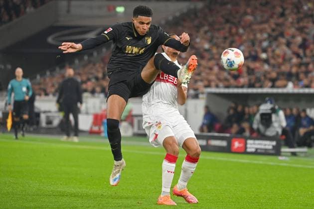 Noahkai BANKS FC Augsburg , action,duel against Jamie LEWELING VFB Stuttgart Football 1 Bundesliga Season 2025 2026, 10 Matchday, Matchday10 VfB Stuttgart FC Augsburg on 09 11 2025 MHP ARENA