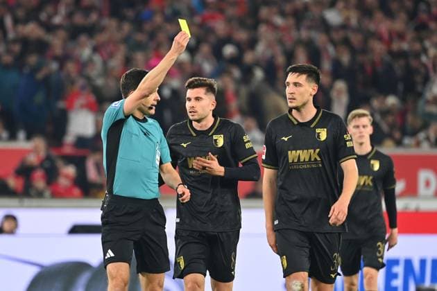 Referee Harm OSMERS shows Keven SCHLOTTERBECK FC Augsburg the yellow card, Football 1 Bundesliga Season 2025 2026, Matchday 10, Matchday 10 VfB Stuttgart FC Augsburg on 09 11 2025 MHP ARENA