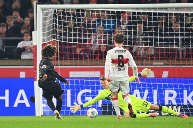 Goal Han Noah MASENGO FC Augsburg to 1 2,Action,Goal kick against goalkeeper Alexander NUEBEL VFB Stuttgart and Angelo STILLER VFB Stuttgart Soccer 1 Bundesliga Season 2025 2026, Matchday 10, Matchday 10 VfB Stuttgart FC Augsburg on 09 11 2025 MHP ARENA