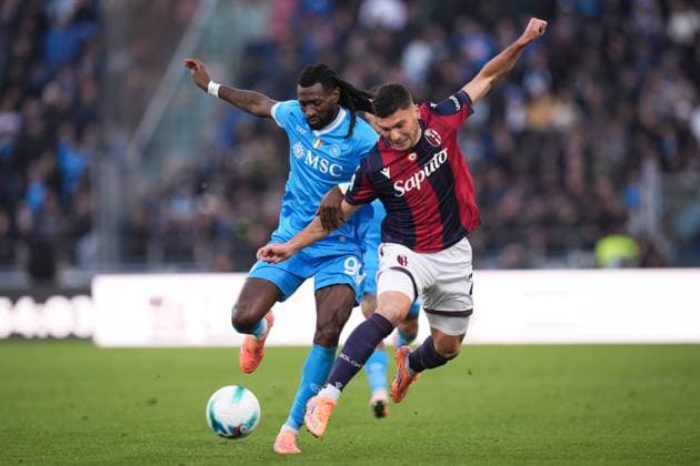 Bologna s Nicolo Cambiaghi fights for the ball with Napoli s Andre-Frank Zambo Anguissa during the Serie A soccer match between Bologna and Napoli at the Renato DallÕAra Stadium in Bologna, north Italy - Sunday, November 9, 2025 -  Copyright: xMassimoxPaolone LaPressex