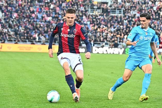 CALCIO - Serie A - Bologna FC vs SSC Napoli Emil Holm of Bologna FC during match between Bologna FC and SSC Napoli - Serie A Enilive at Stadio Dall Ara onNovember 09, 2025 in Bologna, Italy. Bologna Italy  Copyright: xIPAxSport ABACAx