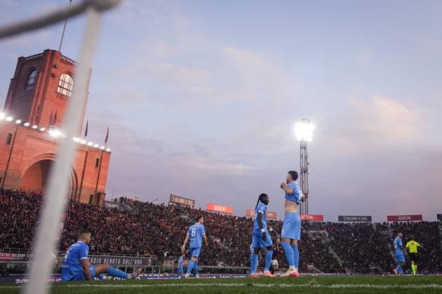 The players of Napoli with head down after the goal of Bologna s Jhon Lucumi 2-0 during the Serie A soccer match between Bologna and Napoli at the Renato DallÕAra Stadium in Bologna, north Italy - Sunday, November 9, 2025 -  Copyright: xMassimoxPaolone LaPressex
