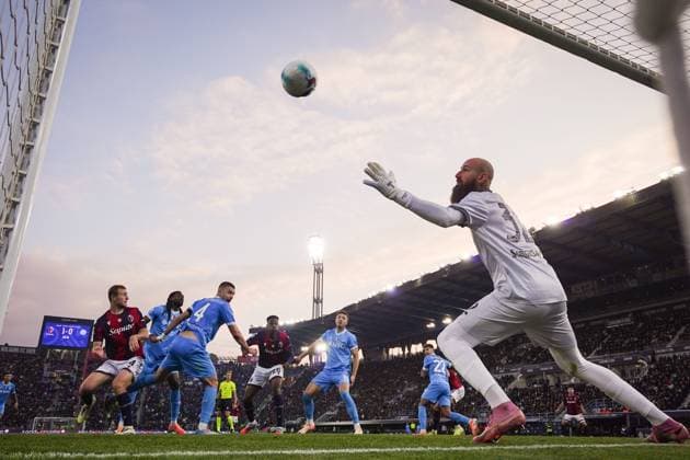 Bologna s Jhon Lucumi goal 2-0 during the Serie A soccer match between Bologna and Napoli at the Renato DallÕAra Stadium in Bologna, north Italy - Sunday, November 9, 2025 -  Copyright: xMassimoxPaolone LaPressex