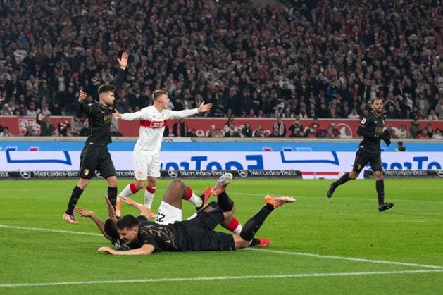 Keven Schlotterbeck FC Augsburg, 31 drags Dan Axel Zagadou VfB Stuttgart, 23 to the ground, penalty kick, penalty GER, VfB Stuttgart vs FC Augsburg, Football, Men, 1 Bundesliga, Matchday 10, Season 2025 2026, 09 11 2025, DFL DFB REGULATES PROHIBIT ANY USE OF PHOTOGRAPHS AS IMAGE SEQUENCES AND OR QUASI VIDEO, GER, VfB Stuttgart vs FC Augsburg, Football, Men, 1 Bundesliga, Matchday 10, Season 2025 2026, 09 11 2025 Stuttgart Copyright: xEibner-Pressefoto WolfgangxFrankx EP_WFK