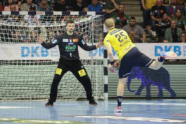 09 11 2025, xgox, Handball, Daikin HBL, SC Magdeburg SC Magdeburg Rhein Neckar Loewen v l Sergey Hernandez Ferrer Magdeburg, 1 , Haukur Thrastarson Rhein Neckar Loewen, 25 Siebenmeter Magdeburg