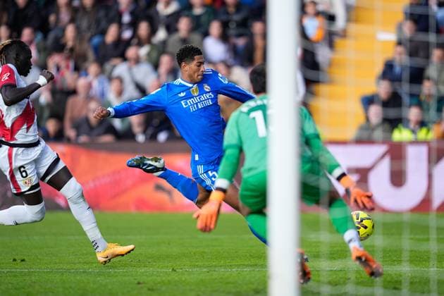 November 9, 2025, Madrid, Madrid, Spain: Jude Bellingham of Real Madrid CF in action during the Spanish League, LaLiga EA Sports, football match played between Rayo Vallecano and Real Madrid C.F. at Estadio de Vallecas on November 9, 2025, in Madrid, Spain. Madrid Spain - ZUMAa181 20251109_zaa_a181_183 Copyright: xDennisxAgyemanx
