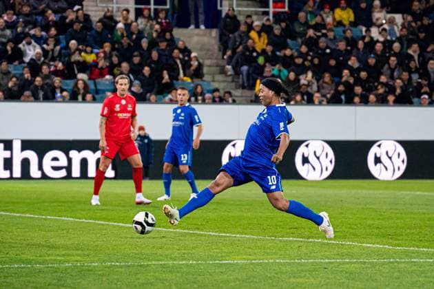 Lucerne, Switzerland, November 9th 2025 Ronaldinho (Brazil) scoring goal during the Jogo Dos Famosos match between Ronaldinho and Friends and Swiss Legends at Swissporarena, Lucerne, Switzerland. (Priscila Bütler SPP) Copyright: xPriscilaxBütlerx xSPPx spp-en-PrBSp-20251109_SPP_PriscilaButler_2