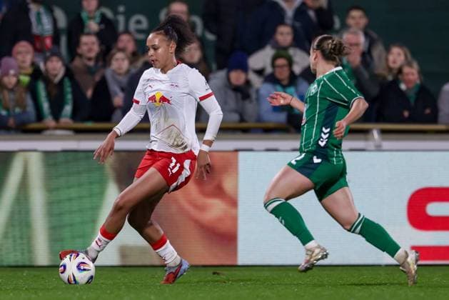 from left Lisa Baum RB Leipzig, 11 and Chiara D Angelo SV Werder Bremen, 2 in duel, duel, dynamics, action, action, game scene, THE DFB REGULATIONS PROHIBIT ANY USE OF PHOTOGRAPHS AS IMAGE SEQUENCES AND OR QUASI VIDEO , 09 11 2025, Bremen Germany , Football, Google Pixel Womens Bundesliga, SV Werder Bremen RB Leipzig xobx