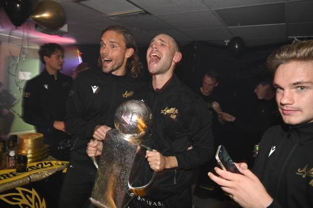 HÄLLEVIK , SWEDEN 20251109 Mjällbys Tom Pettersson and Adam Petersson celebrate with the Swedish Championship trophy during Sundays football match in the final round of the Allsvenskan between Mjällby AIF and BK Häcken at Strandvallen HÄLLEVIK SWEDEN x50090x  Copyright: xJohanxNilsson TTx ALLSVENSKAN MJÄLLBY-HÄCKEN