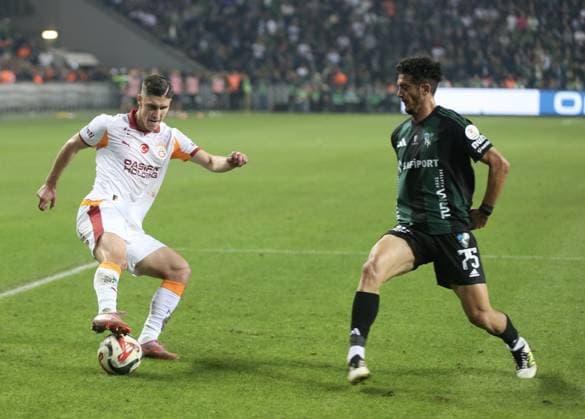 Kocaelispor v Galatasaray - Turkish Super Lig KOCAELI, TURKIYE - NOVEMBER 09: Roland Sallai (L) of Galatasaray in action against Tayfur Bingol (75) of Kocaelispor during the Turkish Super Lig week 12 football match between Kocaelispor and Galatasaray at Kocaeli Stadium in Kocaeli, Turkiye on November 09, 2025. Ugur Subasi Anadolu Kocaeli Turkey. Editorial use only. Please get in touch for any other usage.  Copyright: x2025xAnadoluxUgurxSubasix