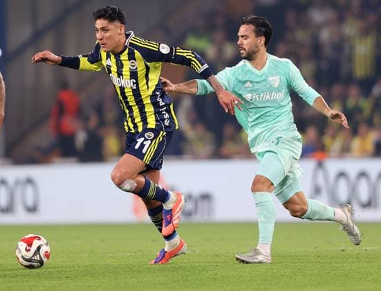 Fenerbahce v Zecorner Kayserispor - Turkish Super Lig ISTANBUL, TURKIYE – NOVEMBER 9: Edson Alvarez of Fenerbahce in action against Furkan Soyalp of Kayserispor during the Turkish Super Lig Week 12 match between Fenerbahce and Zecorner Kayserispor at Chobani Stadium in Istanbul, Turkiye on November 9, 2025. Ali Atmaca Anadolu Istanbul Turkey. Editorial use only. Please get in touch for any other usage.  Copyright: x2025xAnadoluxAlixAtmacax