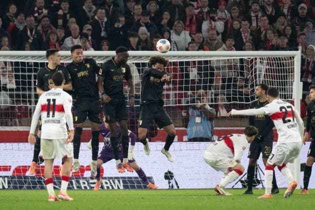 Free kick Badredine Bouanani VfB Stuttgart, 27 , Wall Han Noah Massengo FC Augsburg, 04 Goal chance, GER, VfB Stuttgart vs FC Augsburg, Football, Men, 1 Bundesliga, Matchday 10, Season 2025 2026, 09 11 2025, DFL DFB REGULATES PROHIBIT ANY USE OF PHOTOGRAPHS AS IMAGE SEQUENCES AND OR QUASI VIDEO, GER, VfB Stuttgart vs FC Augsburg, Football, Men, 1 Bundesliga, Matchday 10, Season 2025 2026, 09 11 2025 Stuttgart Copyright: xEibner-Pressefoto WolfgangxFrankx EP_WFK