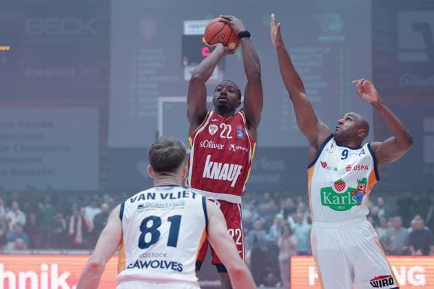 In the picture from left Andy van Vliet Rostock Seawolves, 22 , Johnathan Stove Wuerzburg Baskets, 22 and DeAndre Lansdowne Rostock Seawolves, 9 09 11 2025, Basketball, Fitness First Wuerzburg Baskets vs Rostock Seawolves, easyCredit BBL, 7 Matchday, Germany, Wuerzburg, tectake Arena, Copyright: HMBxMedia xJulienxBecker