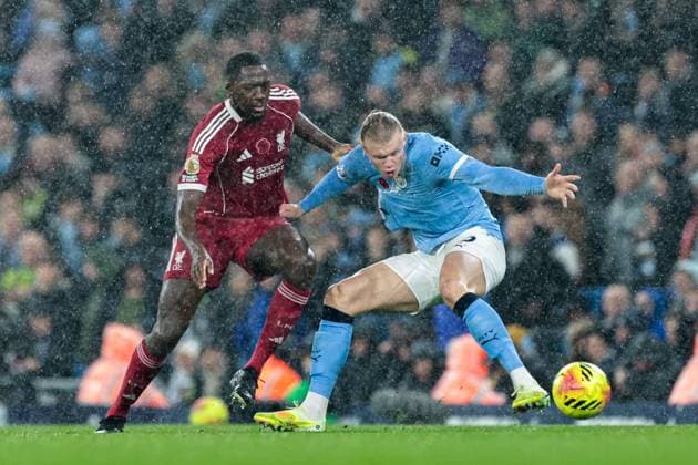 Premier League Manchester City v Liverpool Ibrahima KonatÃ of Liverpool tackles Erling Haaland of Manchester City during the Premier League match Manchester City vs Liverpool at Etihad Stadium, Manchester, United Kingdom, 9th November 2025 (Photo by Mark Cosgrove News Images) Manchester Etihad Stadium Manchester United, ManU Kingdom Copyright: xMarkxCosgrove NewsxImagesx