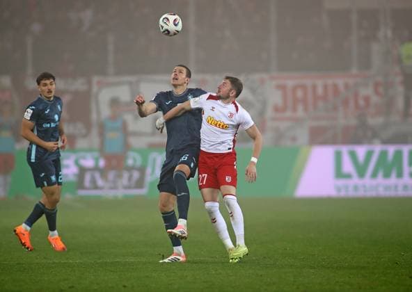 Football, Men, 3 Liga, Season 2025 2026, SSV Jahn Regensburg TSV 1860 Munich, Jahnstadion Max Reinthaler TSV 1860 Munich left with Lucas Hermes SSV Jahn Regensburg right in a duel for the ball