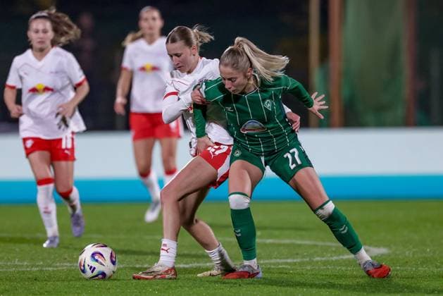 from left Marlene Müller RB Leipzig, 27 and Sharon Beck SV Werder Bremen, 27 in a duel, dynamic, action, action, game scene, THE DFB REGULATIONS PROHIBIT ANY USE OF PHOTOGRAPHS AS IMAGE SEQUENCES AND OR QUASI VIDEO , 09 11 2025, Bremen Germany , Football, Google Pixel Womens Bundesliga, SV Werder Bremen RB Leipzig xobx
