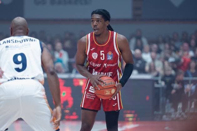 In the picture from left DeAndre Lansdowne Rostock Seawolves, 9 against Marcus Carr Wuerzburg Baskets, 5 09 11 2025, Basketball, Fitness First Wuerzburg Baskets vs Rostock Seawolves, easyCredit BBL, 7 Matchday, Germany, Wuerzburg, tectake Arena, Copyright: HMBxMedia xJulienxBecker