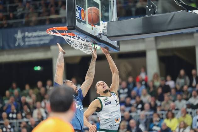 v li in duel at the basket Marcus Werthers MLP Academics Heidelberg, 00 , Jordan Roland Vet Concept Gladiators Trier, 15 GER, MLP Academics Heidelberg vs Vet Concept Gladiators Trier, Basketball, easycredit Basketball Bundesliga, Matchday 7, Season, 2025 2026, 09 11 2025 GER, MLP Academics Heidelberg vs Vet Concept Gladiators Trier, Basketball, easycredit Basketball Bundesliga, Matchday 7, Season, 2025 2026, 09 11 2025 Heidelberg Copyright: xEibner-Pressefoto JoergxHirschx EP_JHH