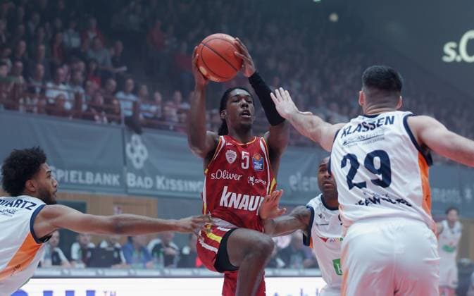 In the picture from left DShawn Schwartz Rostock Seawolves, 5 , Marcus Carr Wuerzburg Baskets, 5 and DeAndre Lansdowne Rostock Seawolves, 9 and Owen Klassen Rostock Seawolves, 22 09 11 2025, Basketball, Fitness First Wuerzburg Baskets vs Rostock Seawolves, easyCredit BBL, 7 Matchday, Germany, Wuerzburg, tectake Arena, Copyright: HMBxMedia xJulienxBecker
