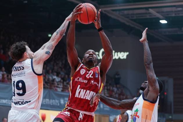 In the picture from left Sid Marlon Theis Rostock Seawolves, 19 , Johnathan Stove Wuerzburg Baskets, 22 and TJ Crockett Jr Rostock Seawolves, 0 09 11 2025, Basketball, Fitness First Wuerzburg Baskets vs Rostock Seawolves, easyCredit BBL, Matchday 7, Germany, Wuerzburg, tectake Arena, Copyright: HMBxMedia xJulienxBecker