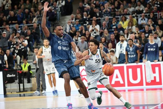 v li in duel ,Osun Osunniyi MLP Academics Heidelberg, 12 , Eli Brooks Vet Concept Gladiators Trier, 55 GER, MLP Academics Heidelberg vs Vet Concept Gladiators Trier, Basketball, easycredit Basketball Bundesliga, 7 Matchday, Season, 2025 2026, 09 11 2025 GER, MLP Academics Heidelberg vs Vet Concept Gladiators Trier, Basketball, easycredit Basketball Bundesliga, 7 Matchday, Season, 2025 2026, 09 11 2025 Heidelberg Copyright: xEibner-Pressefoto JoergxHirschx EP_JHH