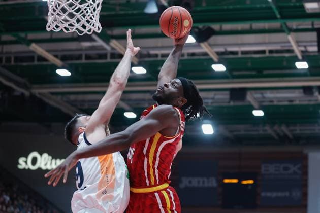 In the picture from left Owen Klassen Rostock Seawolves, 22 against Charles Thompson Wuerzburg Baskets, 32 09 11 2025, Basketball, Fitness First Wuerzburg Baskets vs Rostock Seawolves, easyCredit BBL, 7 Matchday, Germany, Wuerzburg, tectake Arena, Copyright: HMBxMedia xJulienxBecker