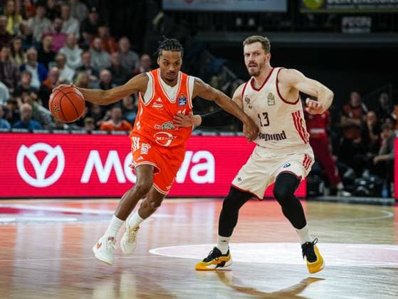 Alonzo Verge Jr RASTA Vechta, 11 in dribble against Andreas Obst FC Bayern Muenchen, 13 Rasta Vechta vs FC Bayern Muenchen, Basketball, easyCredit Basketball Bundesliga, Matchday 7, Season 2025 2026, 09 11 2025 Rasta Vechta vs FC Bayern Muenchen, Basketball, easyCredit Basketball Bundesliga, Matchday 7, Season 2025 2026, 09 11 2025 Vechta Copyright: xEibner-Pressefoto DamianxKruczynx EP_DKI