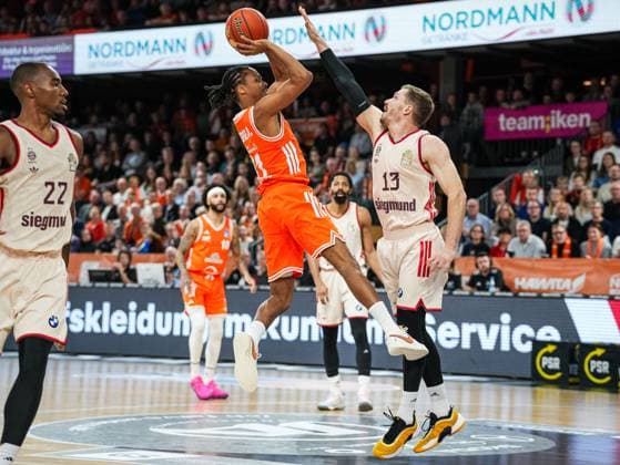 Alonzo Verge Jr RASTA Vechta, 11 throws the ball Andreas Obst FC Bayern Muenchen, 13 tries to block Rasta Vechta vs FC Bayern Muenchen, Basketball, easyCredit Basketball Bundesliga, Matchday 7, Season 2025 2026, 09 11 2025 Rasta Vechta vs FC Bayern Muenchen, Basketball, easyCredit Basketball Bundesliga, Matchday 7, Season 2025 2026, 09 11 2025 Vechta Copyright: xEibner-Pressefoto DamianxKruczynx EP_DKI