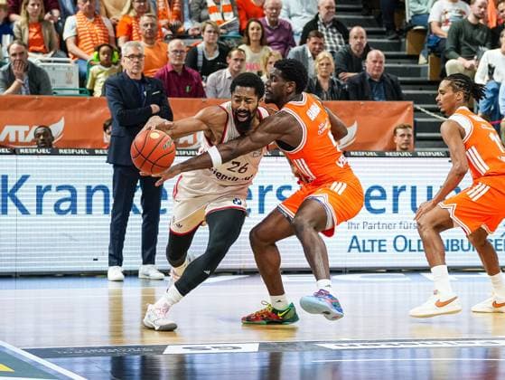 Spencer Dinwiddie FC Bayern Muenchen, 26 vs TJ Bamba RASTA Vechta, 05 Rasta Vechta vs FC Bayern Muenchen, Basketball, easyCredit Basketball Bundesliga, Matchday 7, Season 2025 2026, 09 11 2025 Rasta Vechta vs FC Bayern Muenchen, Basketball, easyCredit Basketball Bundesliga, Matchday 7, Season 2025 2026, 09 11 2025 Vechta Copyright: xEibner-Pressefoto DamianxKruczynx EP_DKI