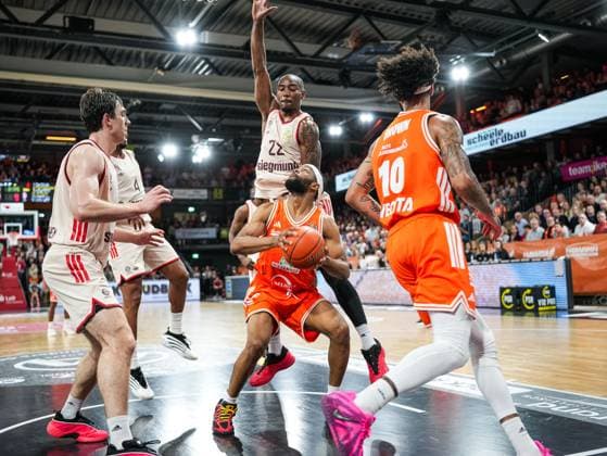 Isaiah Mike FC Bayern Muenchen, 22 will Lloyd Pandi RASTA Vechta, 41 block Rasta Vechta vs FC Bayern Muenchen, Basketball, easyCredit Basketball Bundesliga, Matchday 7, Season 2025 2026, 09 11 2025 Rasta Vechta vs FC Bayern Muenchen, Basketball, easyCredit Basketball Bundesliga, Matchday 7, Season 2025 2026, 09 11 2025 Vechta Copyright: xEibner-Pressefoto DamianxKruczynx EP_DKI
