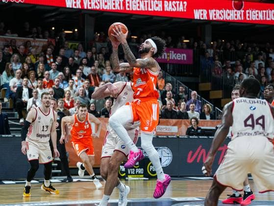 Tevin Brown RASTA Vechta, 10 at the Dunk Rasta Vechta vs FC Bayern Muenchen, Basketball, easyCredit Basketball Bundesliga, Matchday 7, Season 2025 2026, 09 11 2025 Rasta Vechta vs FC Bayern Muenchen, Basketball, easyCredit Basketball Bundesliga, Matchday 7, Season 2025 2026, 09 11 2025 Vechta Copyright: xEibner-Pressefoto DamianxKruczynx EP_DKI