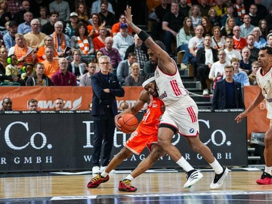 Lloyd Pandi RASTA Vechta, 41 runs against Xavier Rathan Mayes FC Bayern Muenchen, 04 Rasta Vechta vs FC Bayern Muenchen, Basketball, easyCredit Basketball Bundesliga, Matchday 7, Season 2025 2026, 09 11 2025 Rasta Vechta vs FC Bayern Muenchen, Basketball, easyCredit Basketball Bundesliga, Matchday 7, Season 2025 2026, 09 11 2025 Vechta Copyright: xEibner-Pressefoto DamianxKruczynx EP_DKI